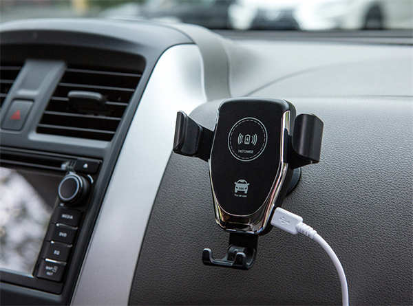R10 car mount magSafe wireless charger.jpg